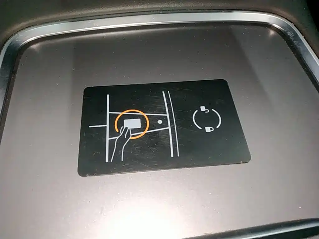 Tesla Model Y — миниатюра 9