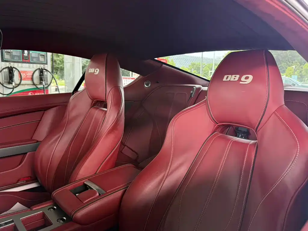 Aston Martin DB9 — миниатюра 8