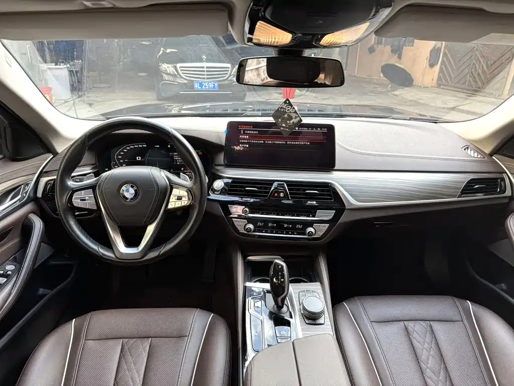 BMW 5 Series — миниатюра 10