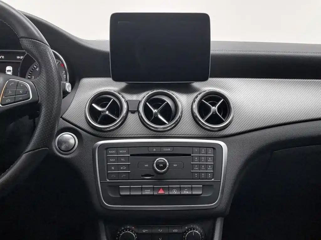 Mercedes-Benz GLA — миниатюра 12