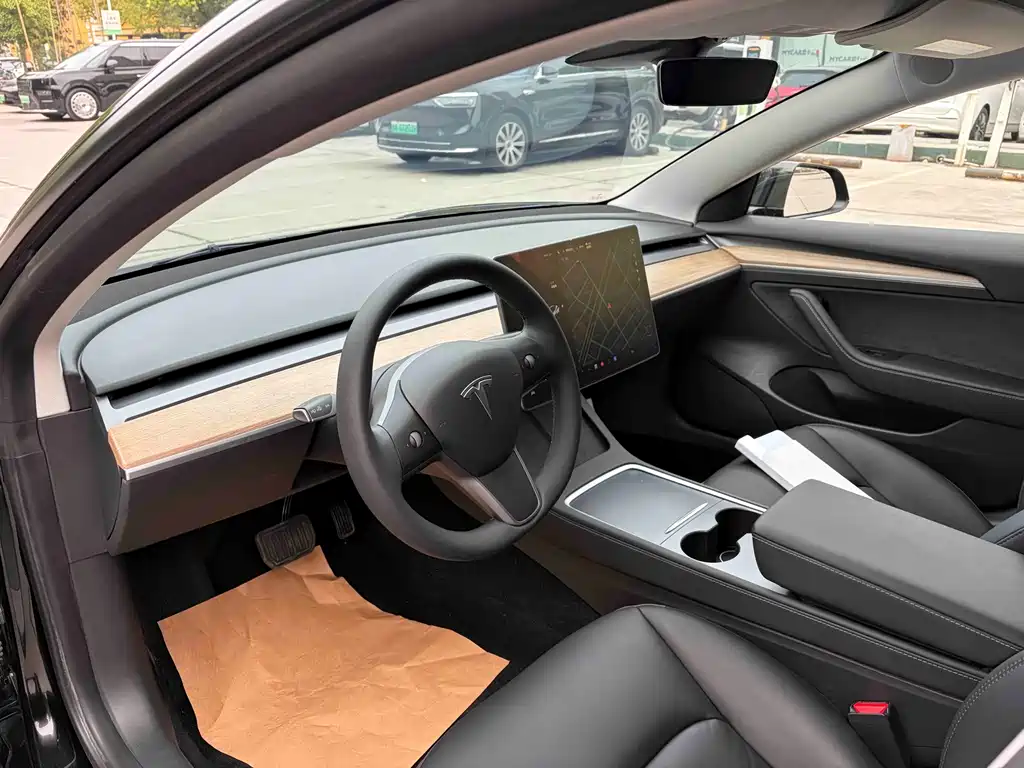 Tesla Model 3 — миниатюра 10