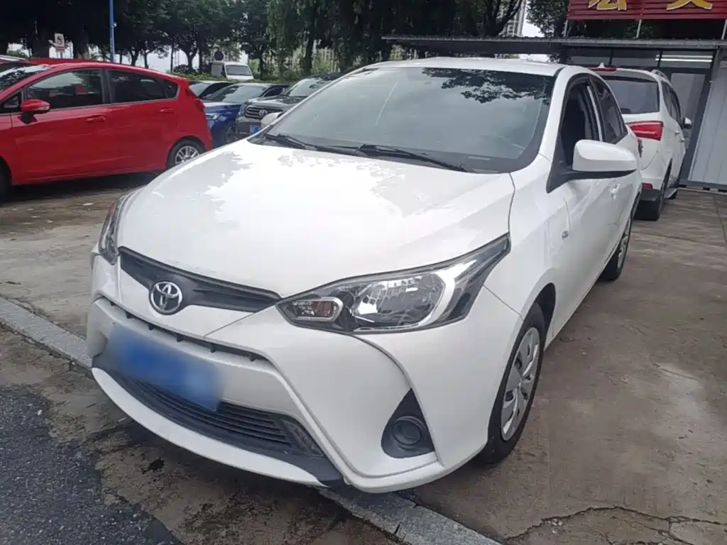 Toyota Yaris L - фото 2
