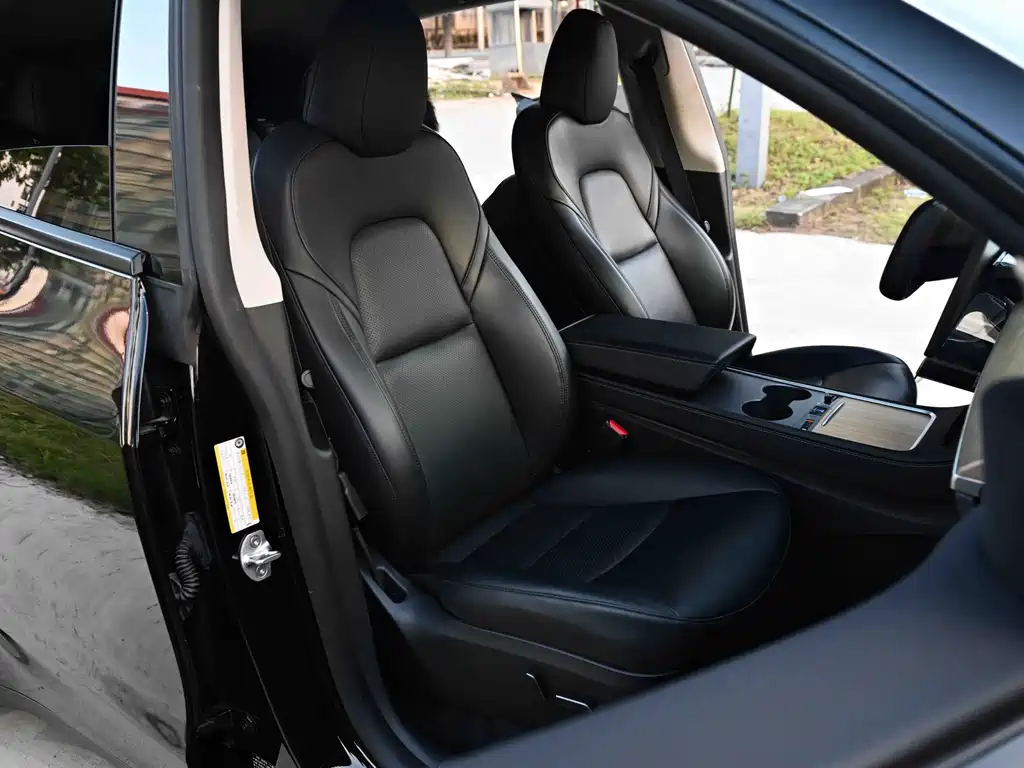 Tesla Model Y — миниатюра 9