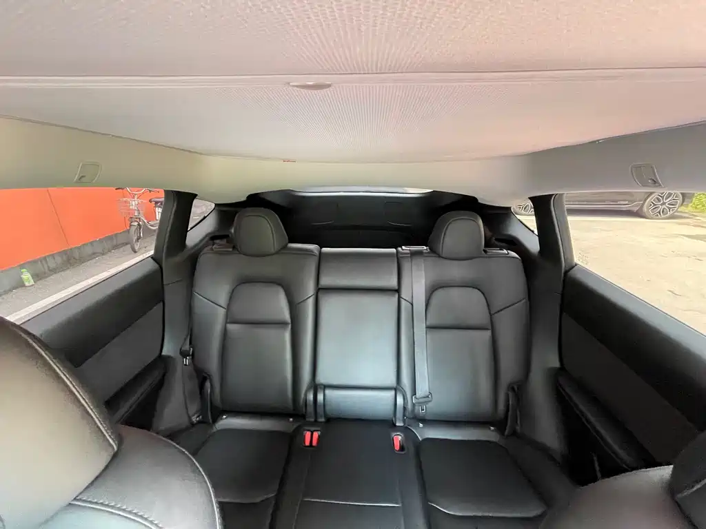 Tesla Model Y — миниатюра 26