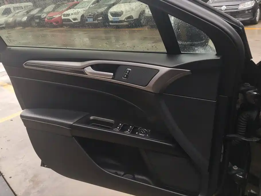 Ford Mondeo — миниатюра 7