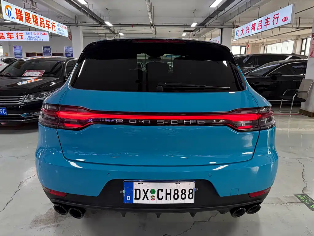 PORSCHE MACAN