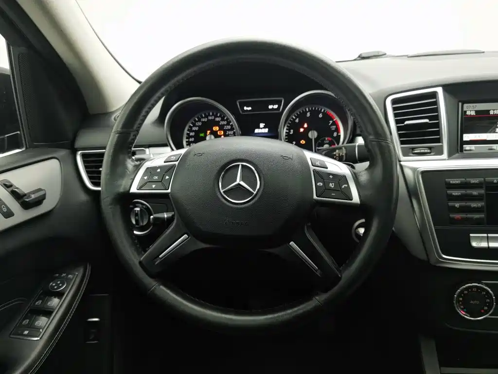 Mercedes-Benz M-Class — миниатюра 11