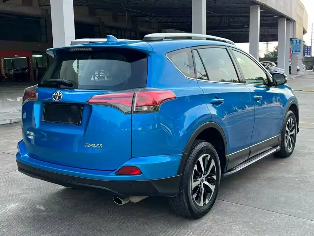 Toyota RAV4 — миниатюра 7