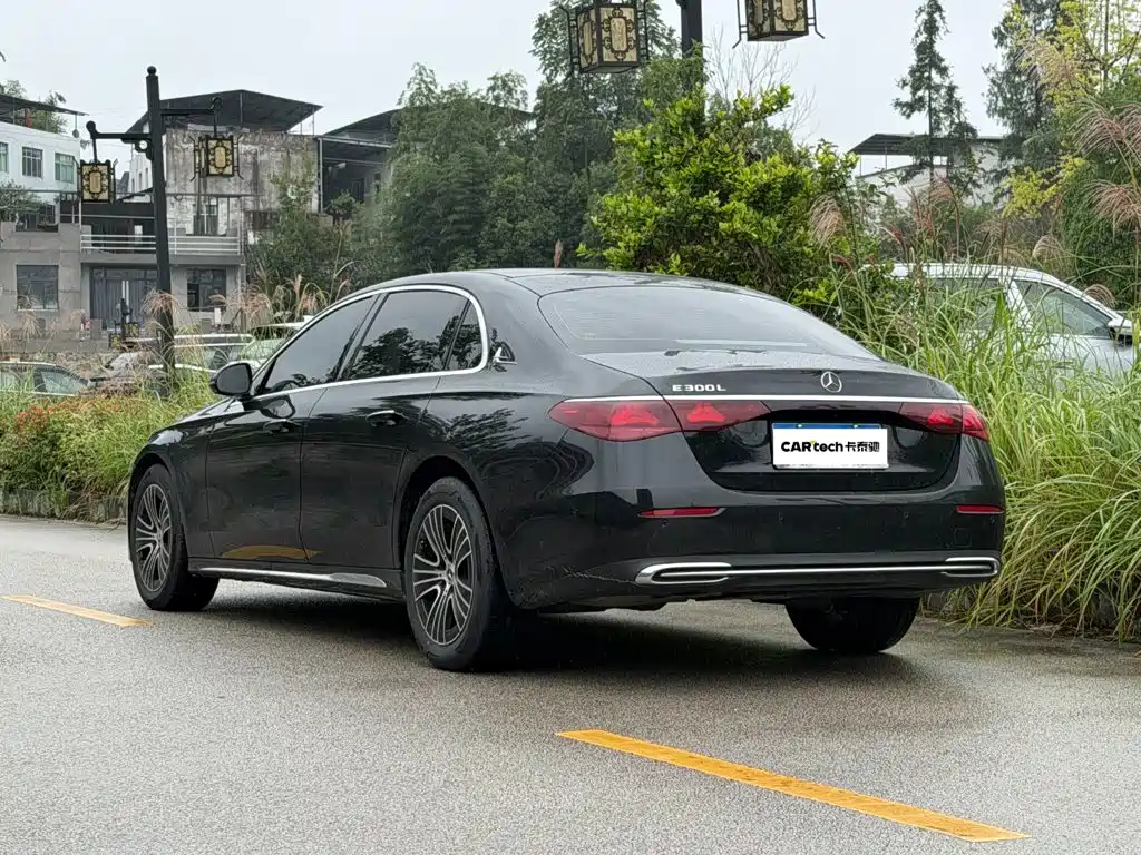 Mercedes-Benz E-Class — миниатюра 8