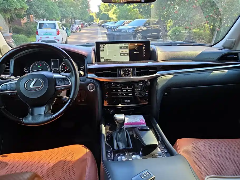 Lexus LX — миниатюра 12