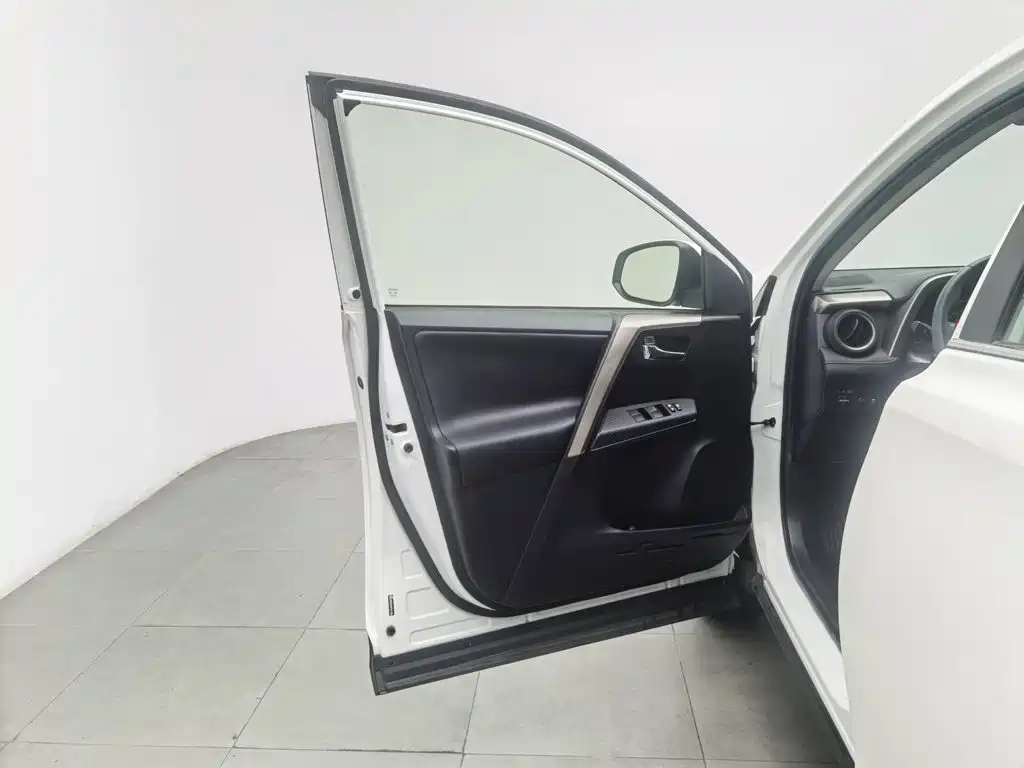 Toyota RAV4 — миниатюра 8