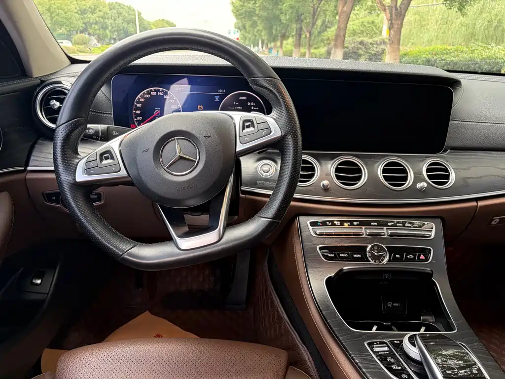 Mercedes-Benz E-Class — миниатюра 11