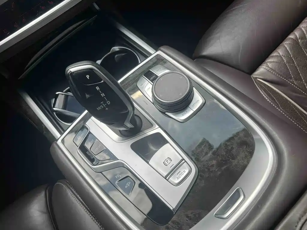 BMW 7 Series — миниатюра 10