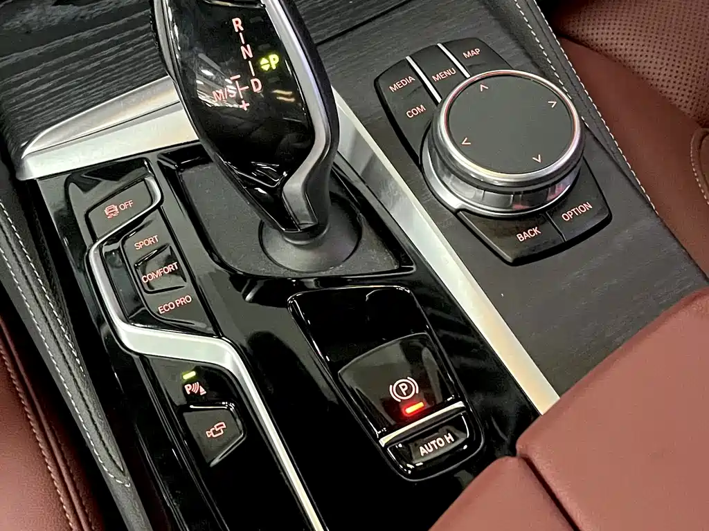 BMW 5 Series — миниатюра 9