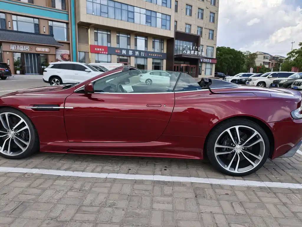 Aston Martin DBS — миниатюра 8