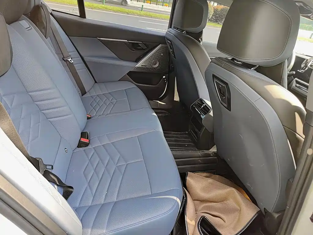 BMW 5 Series — миниатюра 11