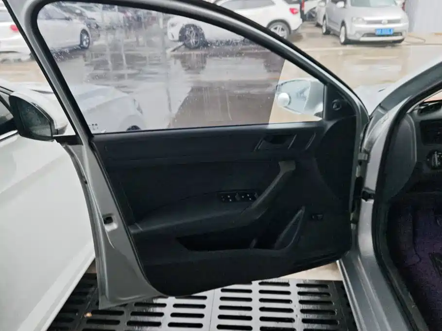 Volkswagen Santana — миниатюра 7