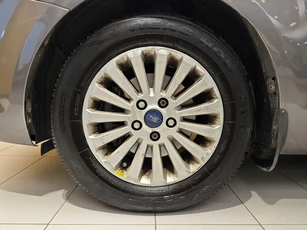 Ford Focus 2013 1.8L MT Fashion