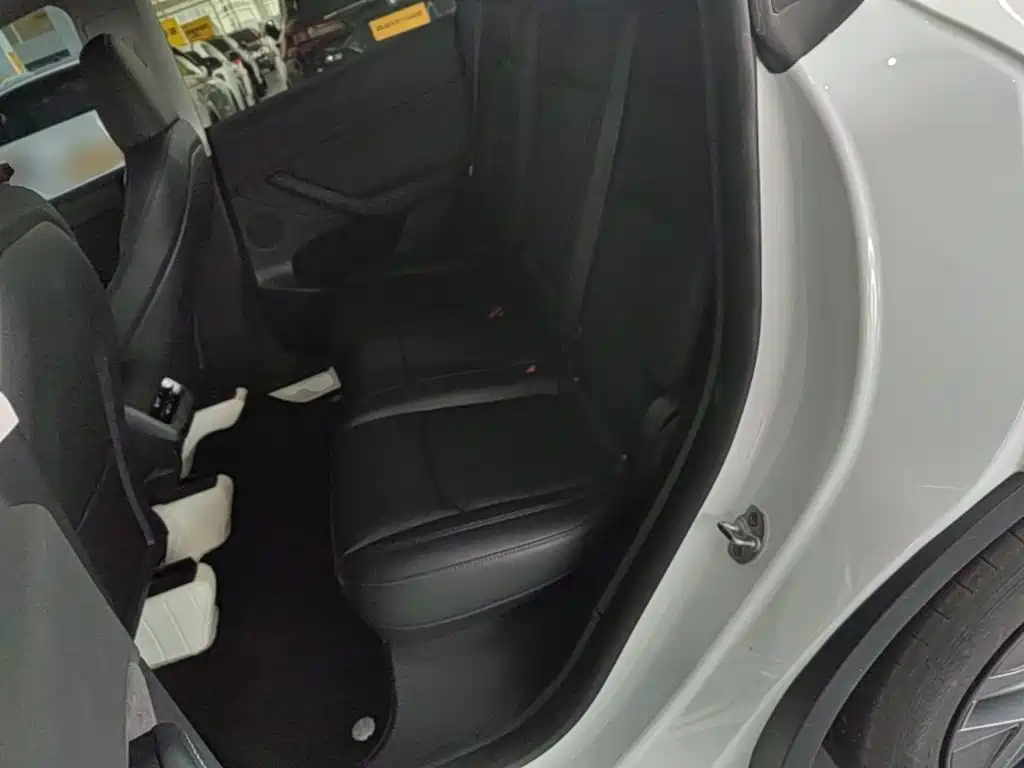 Tesla Model Y — миниатюра 17