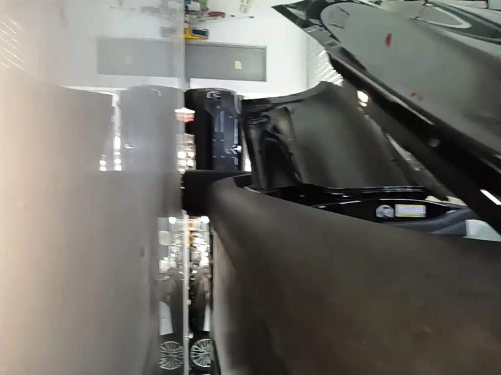 Tesla Model Y — миниатюра 21