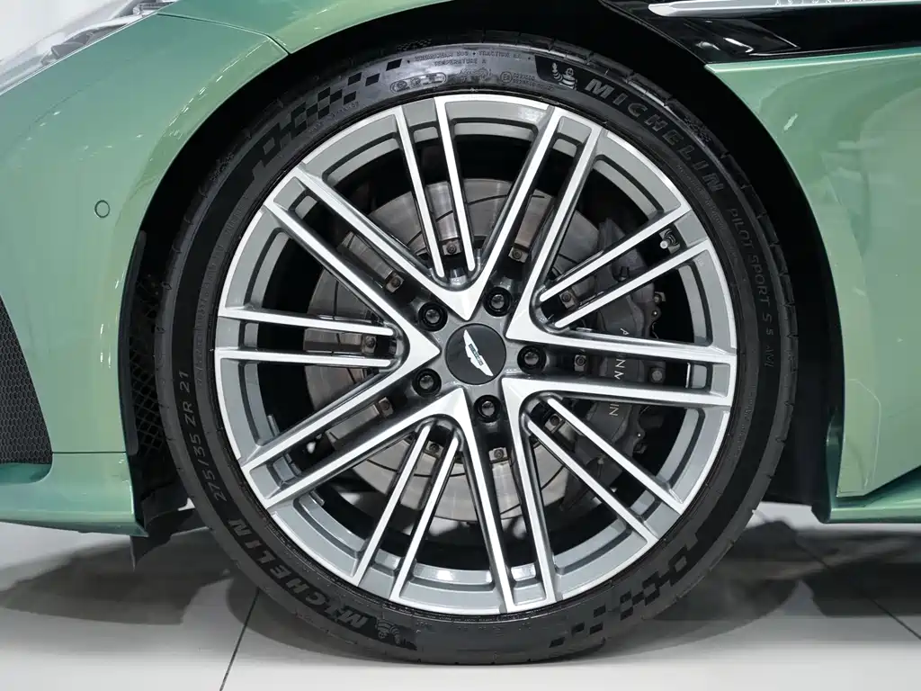Aston Martin DB12 — миниатюра 13