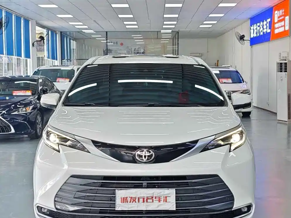 Toyota Sienna — миниатюра 2