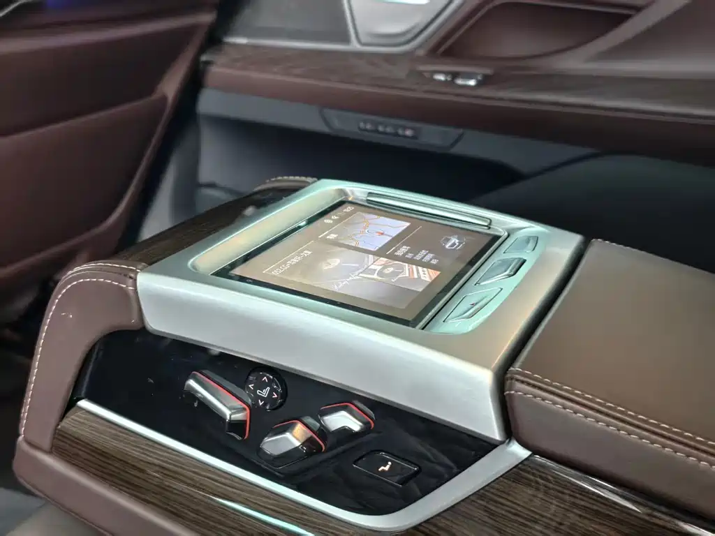 BMW 7 Series — миниатюра 10