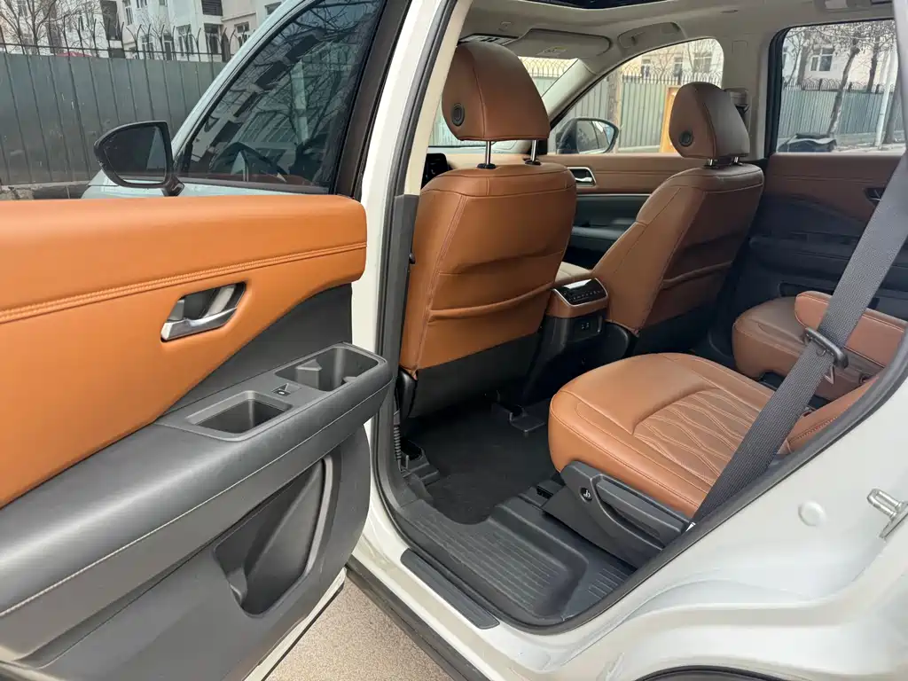 NISSAN EXPLORING THE LAND