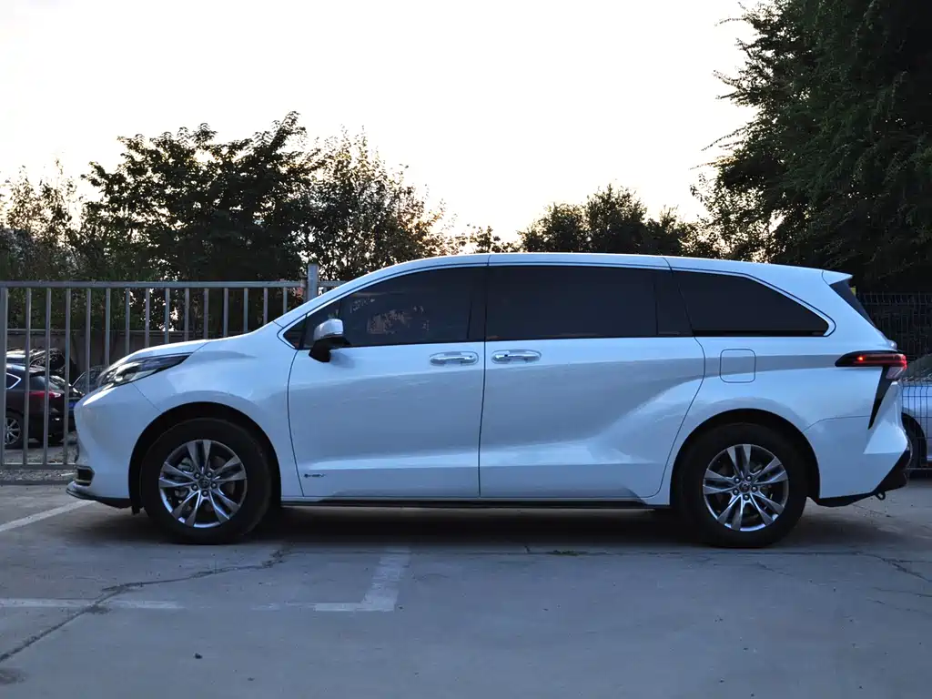 Toyota Sienna — миниатюра 3