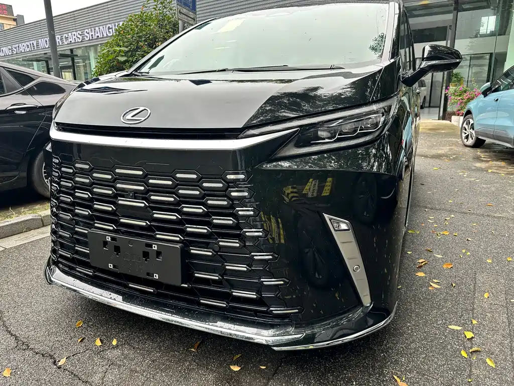 Lexus LM