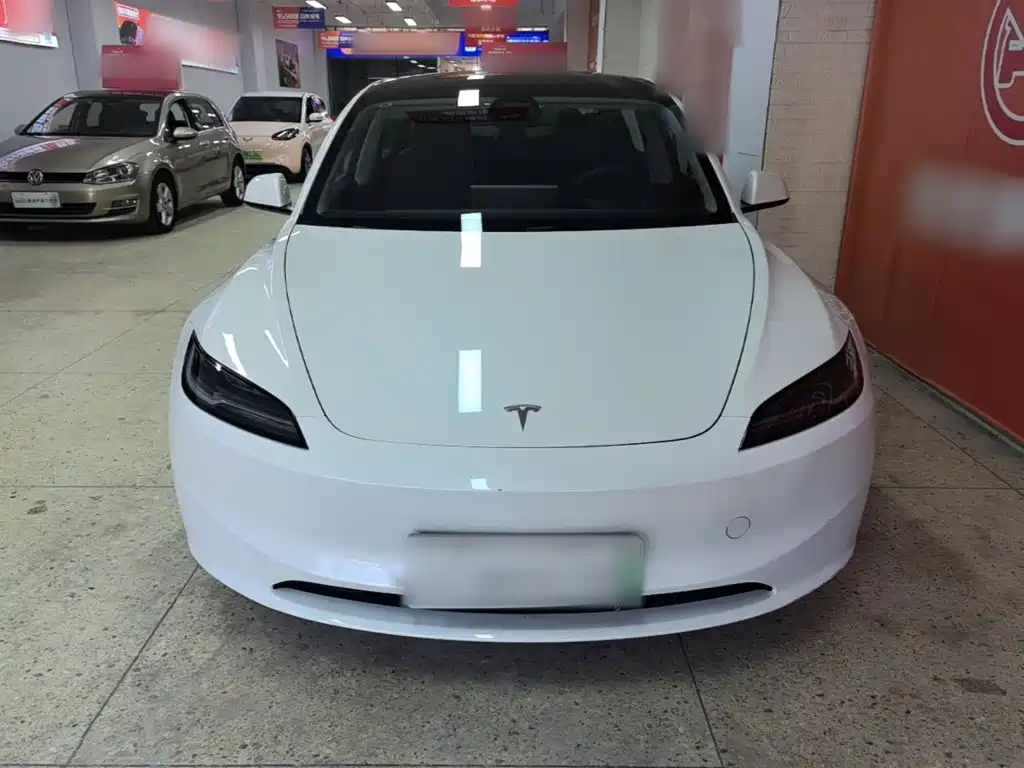 Tesla Model 3 — миниатюра 3