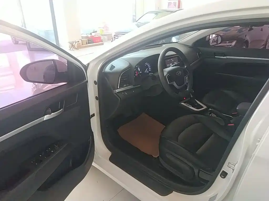 Hyundai Elantra — миниатюра 16