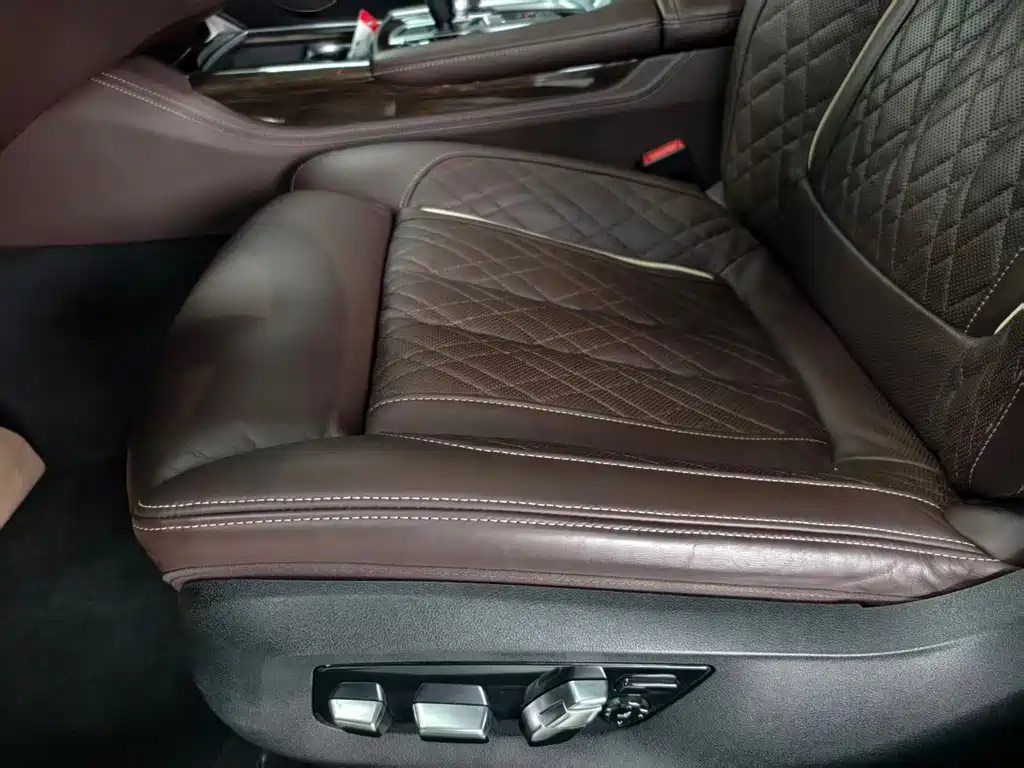 BMW 7 Series — миниатюра 16