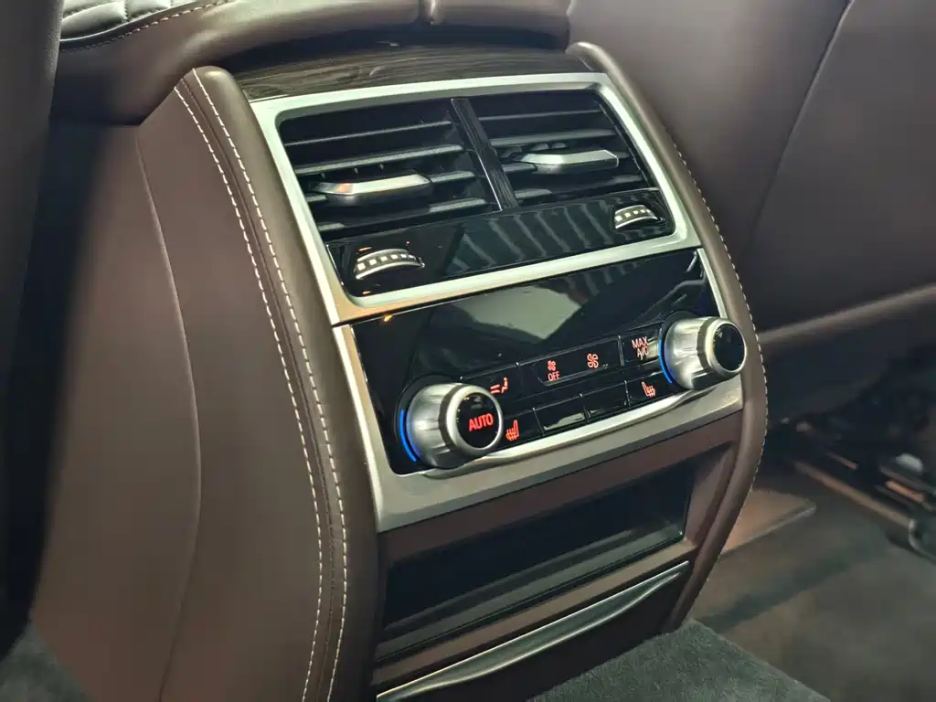 BMW 7 Series — миниатюра 29