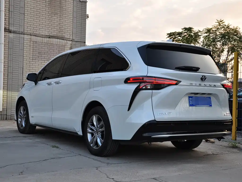 Toyota Sienna — миниатюра 4