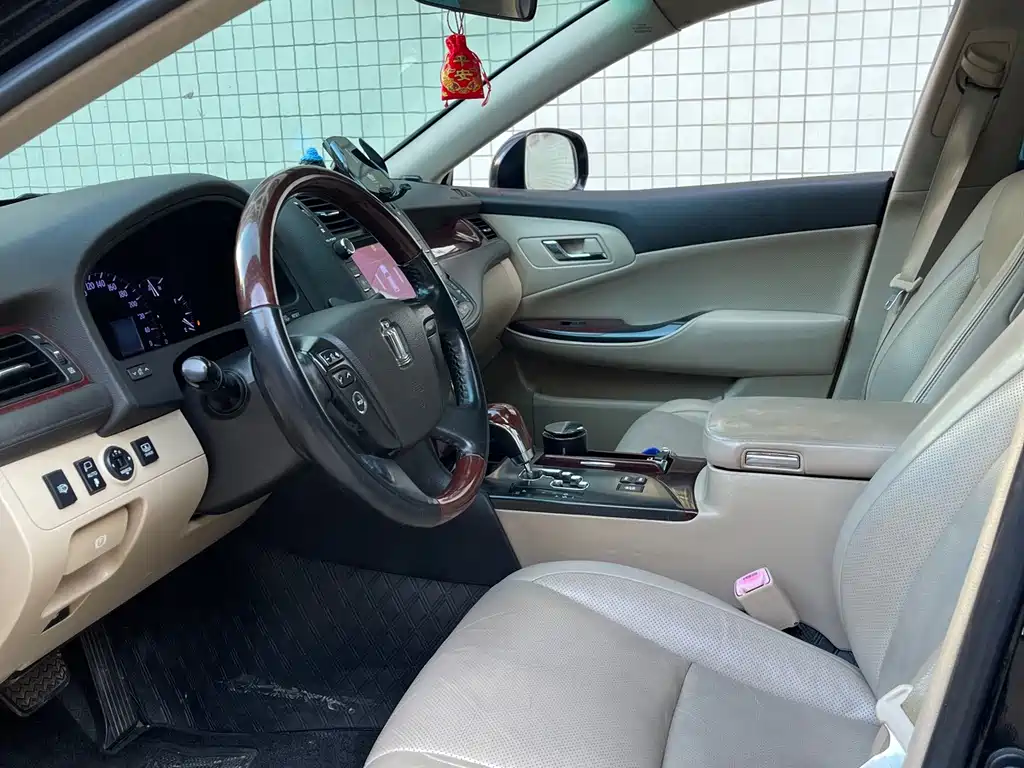 Toyota Crown — миниатюра 4
