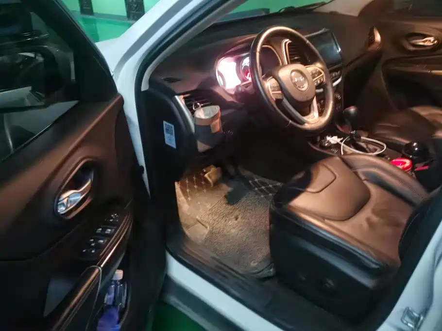 Jeep Cherokee (Import) — миниатюра 7