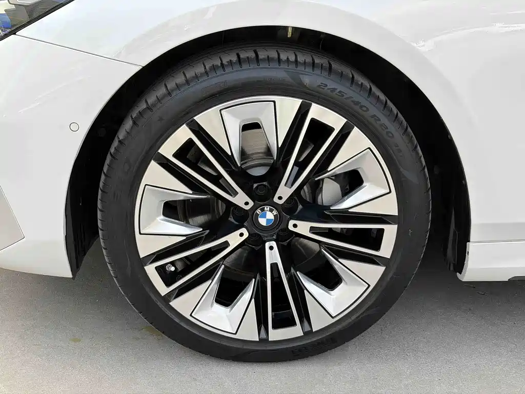 BMW 5 Series — миниатюра 17