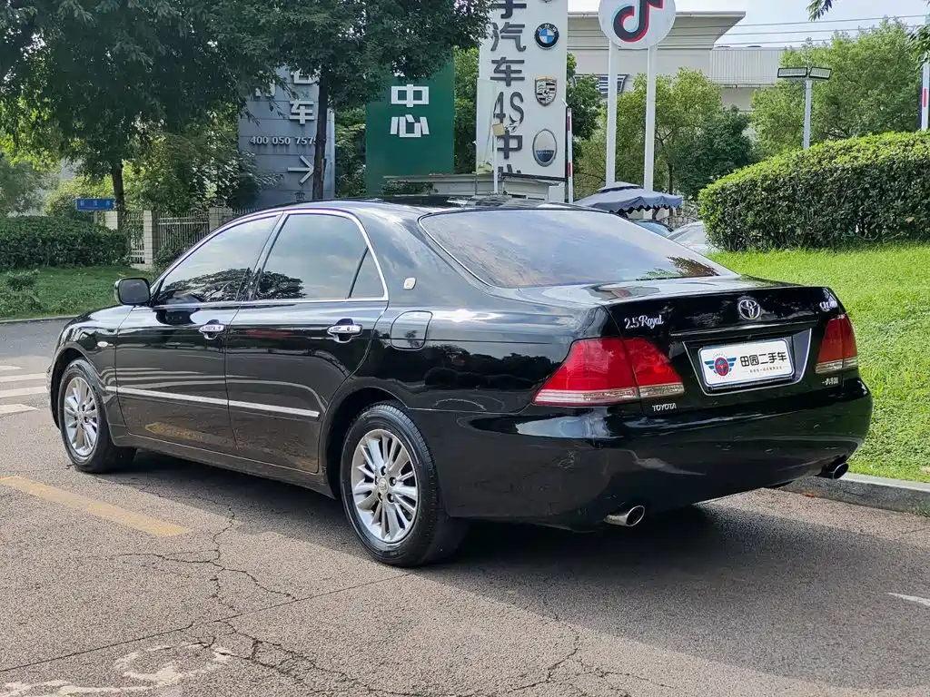 Toyota Crown — миниатюра 4