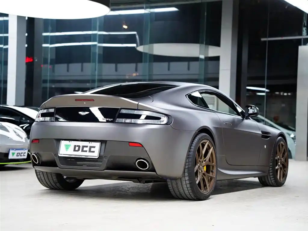 ASTON MARTIN V8 VANTAGE