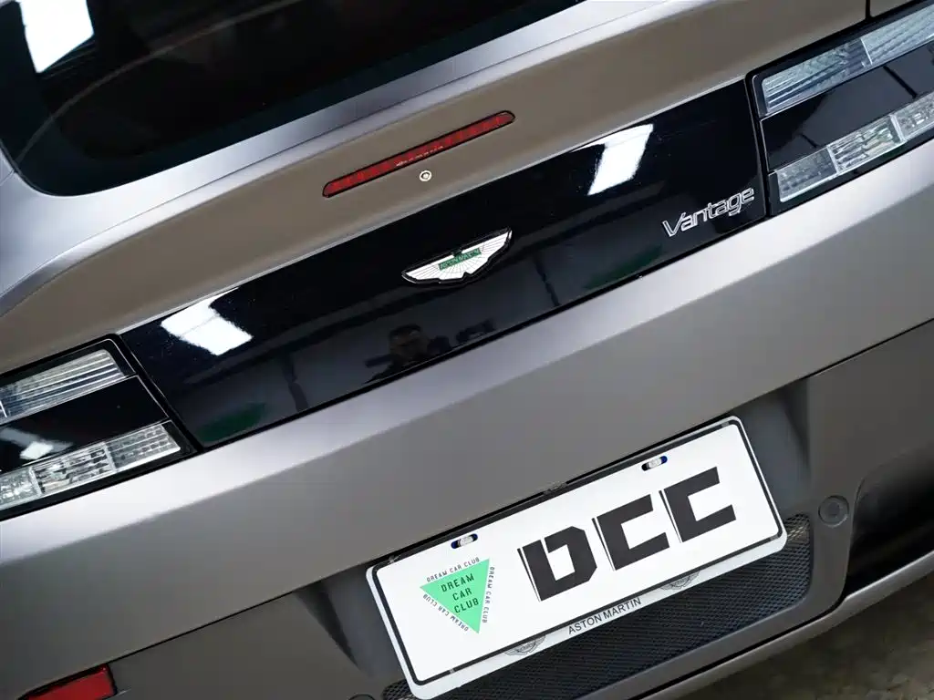 ASTON MARTIN V8 VANTAGE