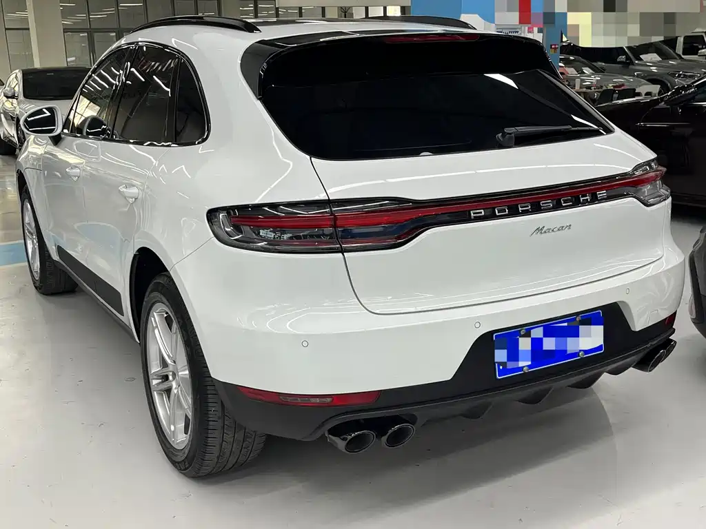 PORSCHE MACAN
