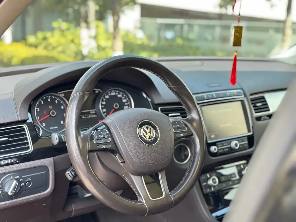 VOLKSWAGEN TOUAREG