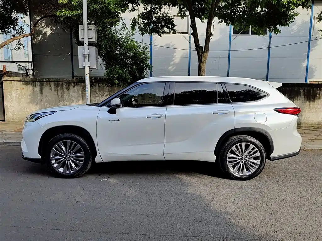Toyota Highlander 2022 2.5L Luxury 7 мест