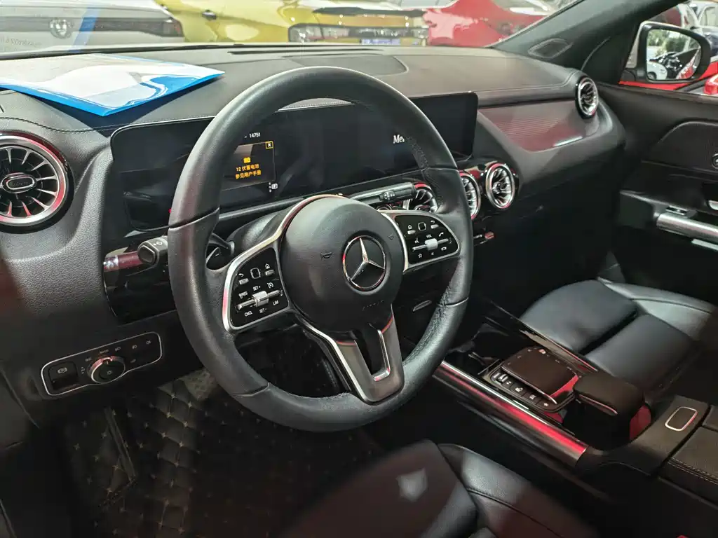 MERCEDES-BENZ GLA