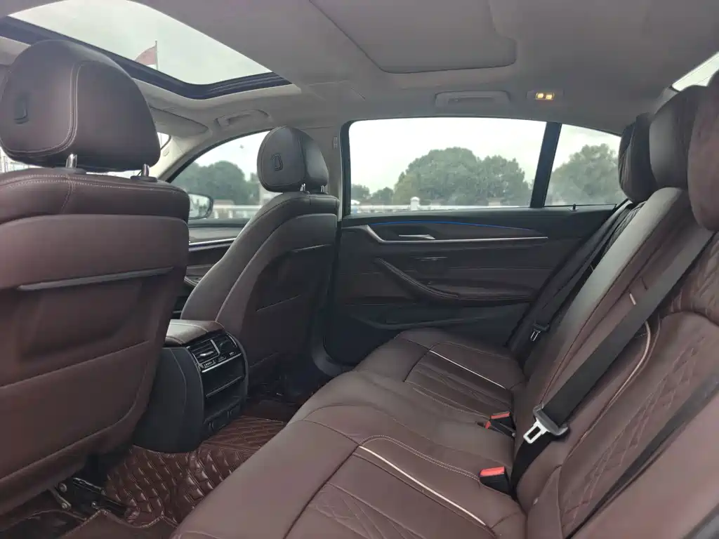 BMW 5 Series — миниатюра 6