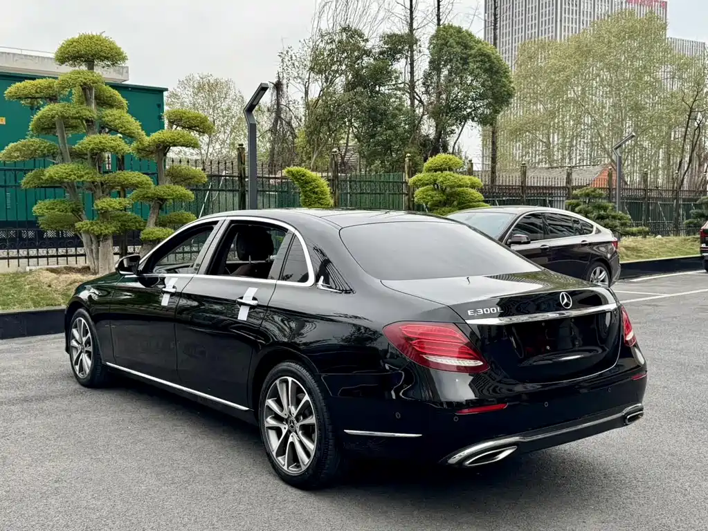 MERCEDES-BENZ E CLASS