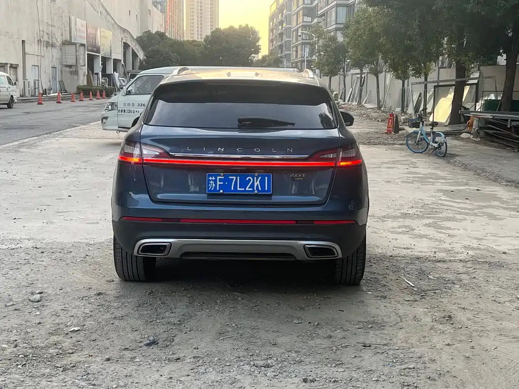 LINCOLN NAVIGATOR (IMPORT)