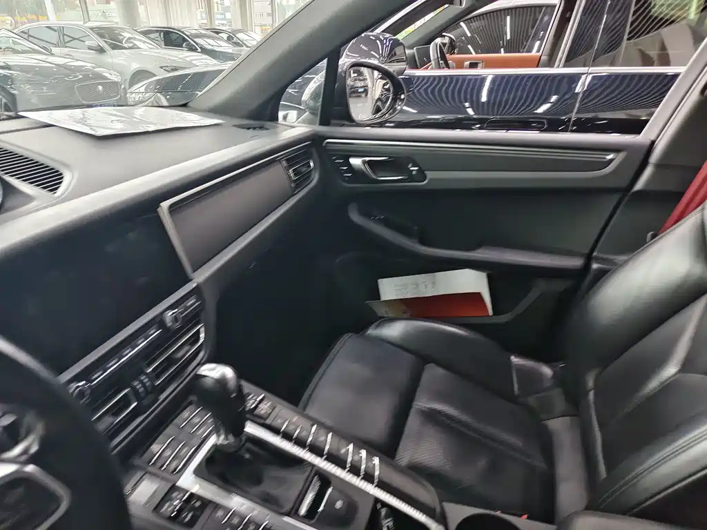 PORSCHE MACAN