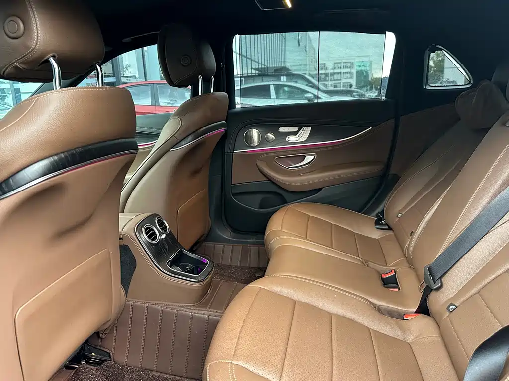 Mercedes-Benz E-Class — миниатюра 7